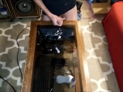 bigtallman blow big load on glass table!