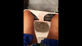 화장실 여성 POV 위에 쪼그리고 앉는 절망
