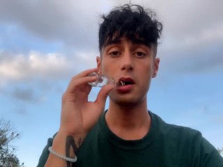 子男孩的任务 - 在公共场合从瓶子里吃掉你主人的精液