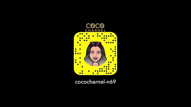 CoCo qui s'amuse avec un god dans le cul