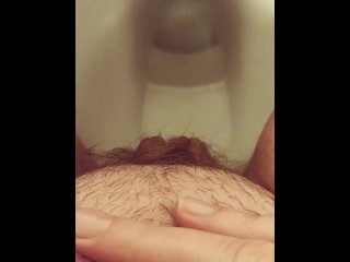 Close-up Buceta Peluda Mijando no Banheiro Público Depois De Segurar