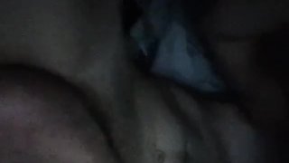 Transgirl pós-orgasmo cum-play, na cama à noite