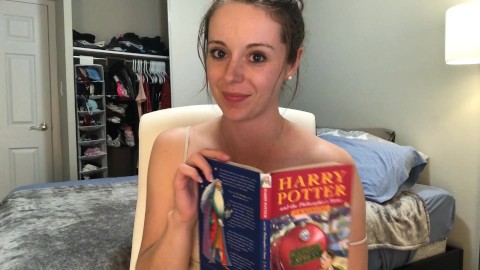 Lire hystériquement Harry Potter assis sur un vibromasseur