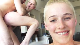 RILEY NIXON SE DUCHA, LUEGO OBTIENE SU HERMOSO COÑO LLENO DE SEMEN