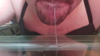 Сисси ест немного спермы.