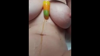 Голый ботаник использует эскимо, чтобы охладиться 