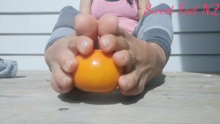 Ella definitivamente sabe cómo aplastar una naranja con sus sexy pies