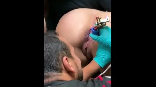 Buco del culo tatuato, la ragazza urla per il dolore.