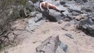 Gevonden Naked vrouw sunbaking op rotsen