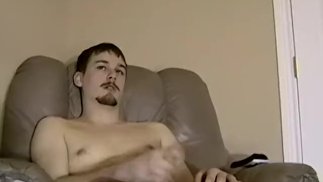 Amateur-Jock Blaze zerrt an seinem großen Schwanz, um solo zu kommen