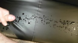 Auf den Teppich pissen und hart abspritzen