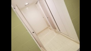 (Solo audio) Chica trans toma 9 pulgadas Toy en las duchas del dormitorio de la universidad