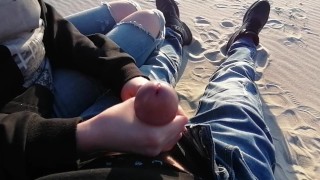 Ryzykowna Ręczna Robota Na Świeżym Powietrzu, Szarpanie Go Na Publicznej Plaży Wideo - Seksohub