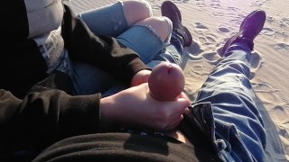 Ryzykowna Ręczna Robota Na Świeżym Powietrzu, Szarpanie Go Na Publicznej Plaży Wideo - Seksohub