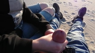 Ryzykowna Ręczna Robota Na Świeżym Powietrzu, Szarpanie Go Na Publicznej Plaży Wideo - Seksohub