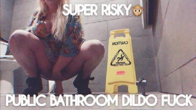 Подросток-блондинка PAWG скачет на фаллоимитаторе на грязном полу в ванной комнате - effygracecams