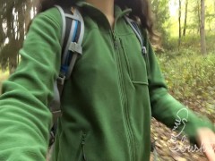 Nackt in Fleeceweste im Wald spazieren und am Weg masturbieren