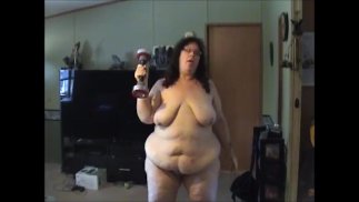 BBW grand-mère nue secouant son corps jiggly pour un poids shake Funny! - Pas HD