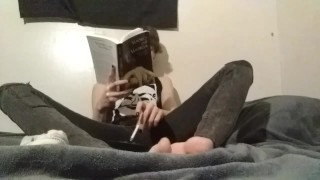 Eu leio, ouço música, fumo e ignoro enquanto olha para minhas meias e pés