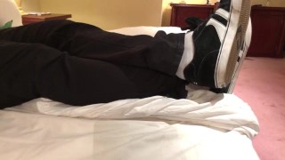 Mannelijke jurk schoenen, nikes, globes en witte sokken schoen spelen in een mooi hotel