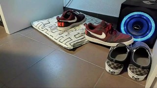 Juego de zapatos masculinos y cosas de pisoteo en casa en Nikes, Vans, calcetines azules