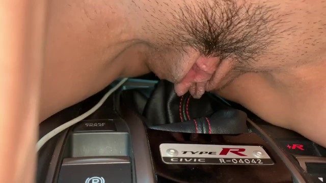 Жена едет на ручке переключения передач типа r