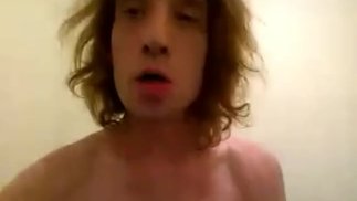 Топлесс Трансгёрл, положивший немного Vape Fog