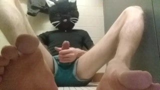 Kitty kattenpunk jongen pronkt met poten en trekt zich af (voet focus / masturbatie)