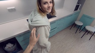 Titokban kúrja meg, mert a srác szülei otthon vannak, de...