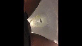 Orinando en un urinario 