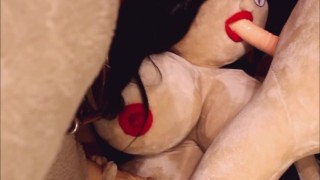 La divertente bambola del sesso casalinga viene scopata da due divertenti postini di bambole del sesso