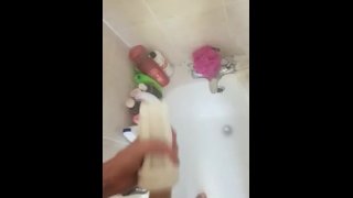 Bf benutzt einen Fleshjack im Badezimmer 