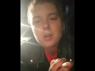 Fille Fétiche Fume Une Cigarette