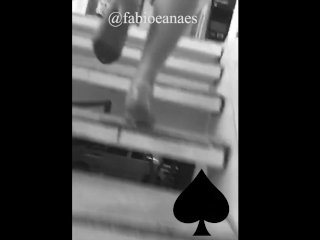 Passeio no shopping debaixo da saia sem calcinha