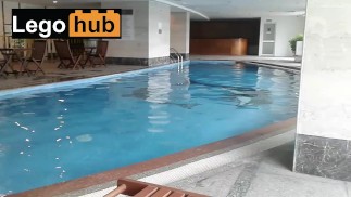 Ich hole ein heißes Cosplay-Mädchen am Swimmingpool ab
