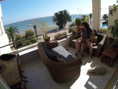 Sexo sigiloso en balcon de playa mientras pasea la gente cerca