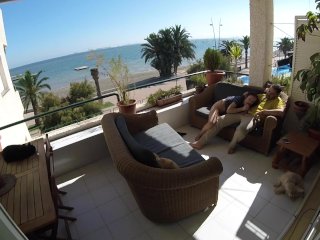 Sexo sigiloso en balcon de playa mientras pasea la gente cerca