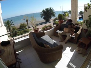 Sexo sigiloso en balcon de playa mientras_pasea la_gente cerca