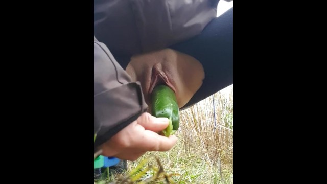 Возбужденная маленькая милфа трахает кабачок на улице на публике у шоссе!