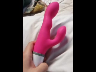 Посмотрите на мою новую игрушку. кролик Нора