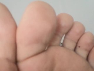Mis pies son enormes