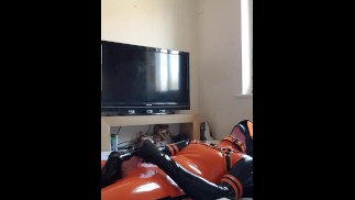 乳胶幼犬在长时间的边缘会议后射精。