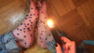 可爱的脚上的热蜡