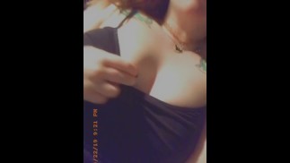 Татуированная милашка играет с сиськами