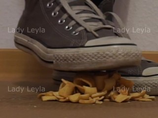 Леди Лейлас впервые давит в поношенных патронах Converse