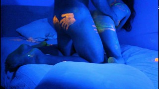 섹시한 아기가 누드 바디에 놀라운 UV 컬러 페인트를 얻습니다. 해피 할로윈