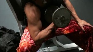 Большие бицепсы Концентрация Локоны Тренировка в тренажерном зале FBB