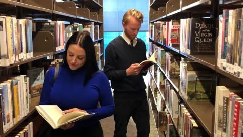 Angela White e Eu Lemos Em Silêncio Em Uma Biblioteca