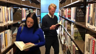Angela White Und Ich Lese Leise In Einer Bibliothek