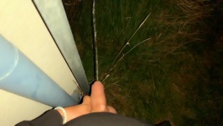 Frecher Junge pisst und spuckt in der Öffentlichkeit